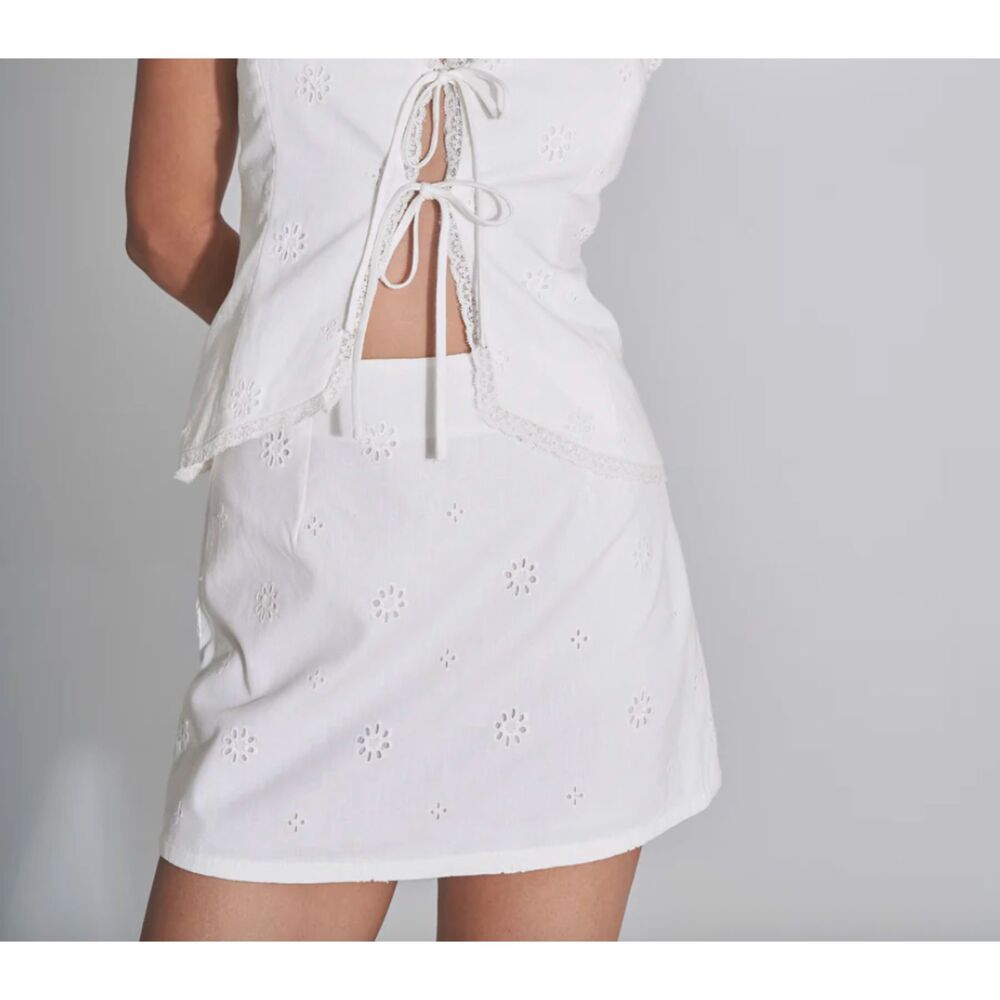SUMMER AWAY Lenora Eyelet Mini Skirt White‎ NWT Small
